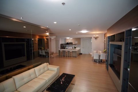 Condominio de 2 dormitorios en Khlong San, Bangkok, Tailandia № 76645 - foto 16