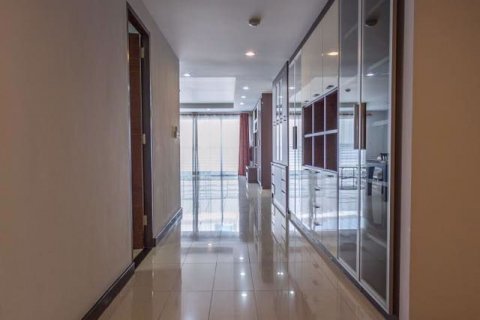 Condominio de 3 dormitorios en Watthana, Bangkok, Tailandia № 76647 - foto 11