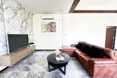 Casa de 4 dormitorios en Pattaya, Tailandia № 132327 - foto 3
