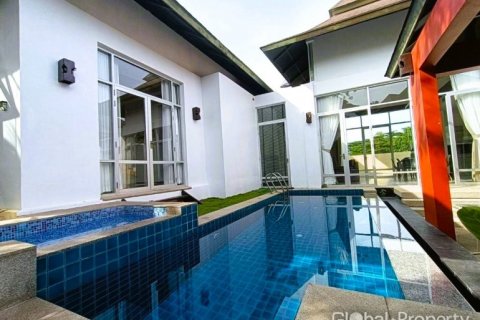 Casa de 4 dormitorios en Pattaya, Tailandia № 132327 - foto 15
