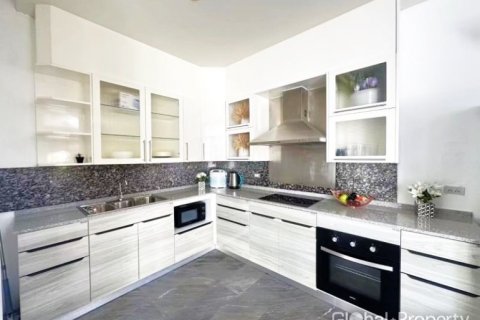 Casa de 4 dormitorios en Pattaya, Tailandia № 132327 - foto 7