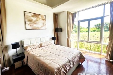 Casa de 4 dormitorios en Pattaya, Tailandia № 132327 - foto 4