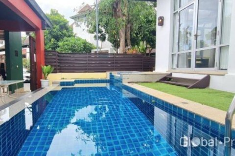 Casa de 4 dormitorios en Pattaya, Tailandia № 132327 - foto 14