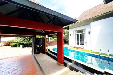 Casa de 4 dormitorios en Pattaya, Tailandia № 132327 - foto 2