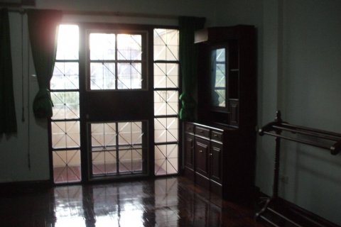 Adosado de 4 dormitorios en Bangkok, Tailandia № 143505 - foto 11