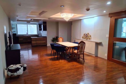 Condo in Khlong Toei, Bangkok, Thailand, 3 bedrooms  № 76418