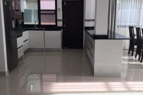 Casa de 4 dormitorios en Pattaya, Tailandia № 101330 - foto 7