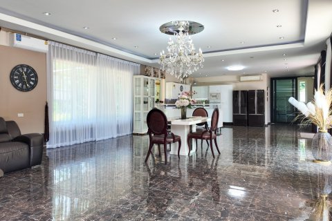 Casa de 3 dormitorios en Bang Lamung, Tailandia № 130040 - foto 15