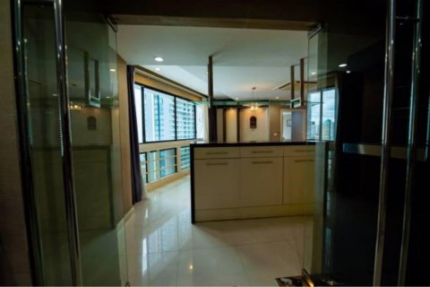 Condominio de 3 dormitorios en Khlong Toei, Bangkok, Tailandia № 123648 - foto 18