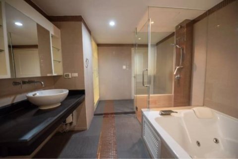 Condominio de 3 dormitorios en Khlong Toei, Bangkok, Tailandia № 123648 - foto 16