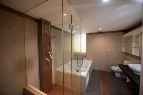 Condominio de 3 dormitorios en Khlong Toei, Bangkok, Tailandia № 123648 - foto 5