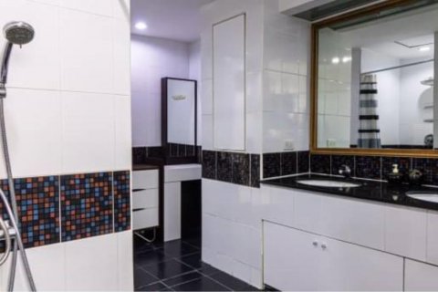 Condominio de 3 dormitorios en Khlong Toei, Bangkok, Tailandia № 123647 - foto 2