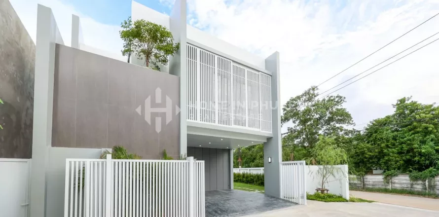 Casa de 4 dormitorios en Chalong, Tailandia № 131778