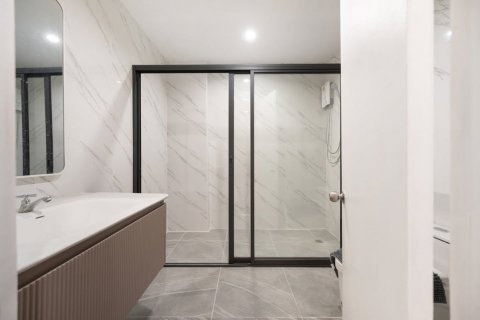 Condominio de 2 dormitorios en Khlong San, Bangkok, Tailandia № 123939 - foto 6