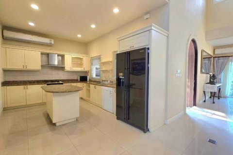 Chalet de 3 dormitorios en Pattaya, Tailandia № 120285 - foto 7