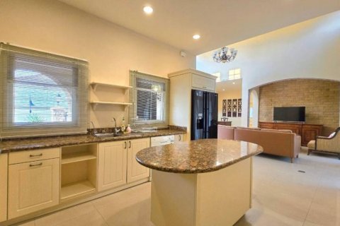 Chalet de 3 dormitorios en Pattaya, Tailandia № 120285 - foto 8