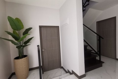 Casa de 4 dormitorios en Pattaya, Tailandia № 78912 - foto 17