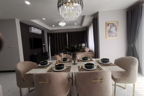 Casa de 4 dormitorios en Pattaya, Tailandia № 78912 - foto 15