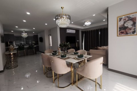 Casa de 4 dormitorios en Pattaya, Tailandia № 78912 - foto 12