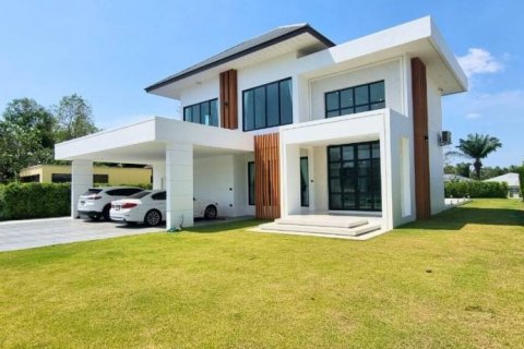 Casa de 4 dormitorios en Pattaya, Tailandia № 121121
