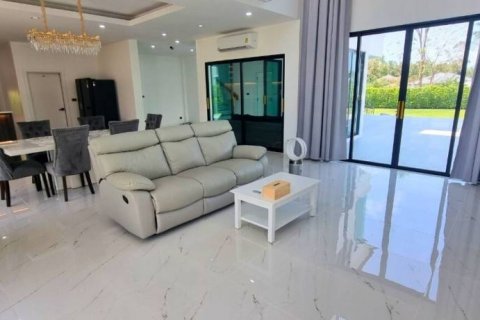 Casa de 4 dormitorios en Pattaya, Tailandia № 121121 - foto 3