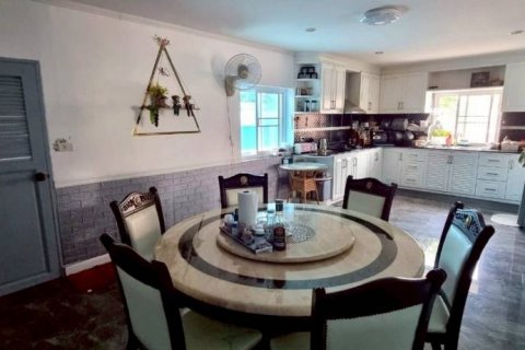 Casa de 4 dormitorios en Sattahip, Tailandia № 125900 - foto 7
