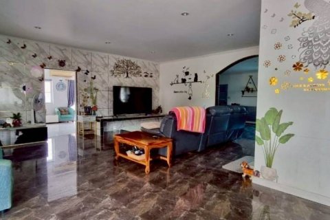 Casa de 4 dormitorios en Sattahip, Tailandia № 125900 - foto 4