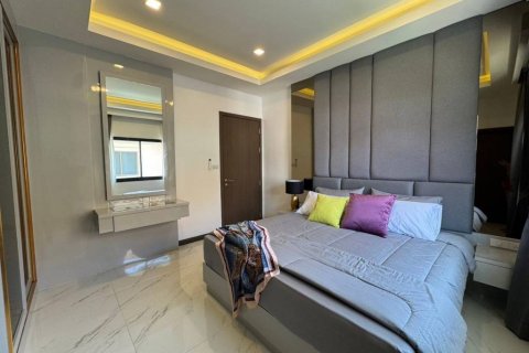 Chalet de 6 dormitorios en Pattaya, Tailandia № 125902 - foto 10