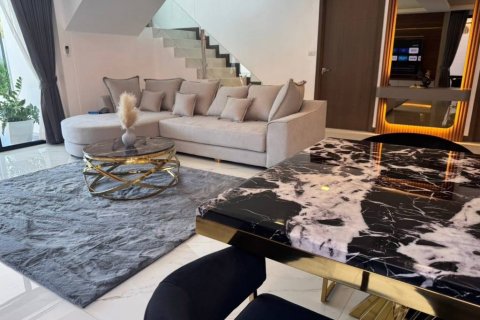 Chalet de 6 dormitorios en Pattaya, Tailandia № 125902 - foto 5