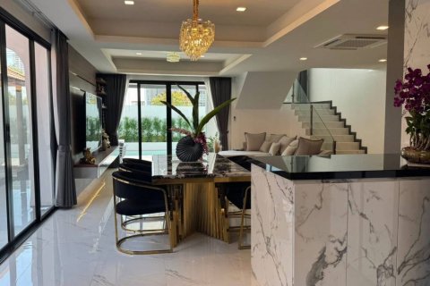 Chalet de 6 dormitorios en Pattaya, Tailandia № 125902 - foto 4