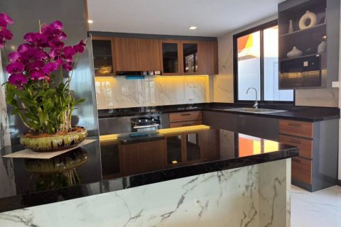 Chalet de 6 dormitorios en Pattaya, Tailandia № 125902 - foto 6