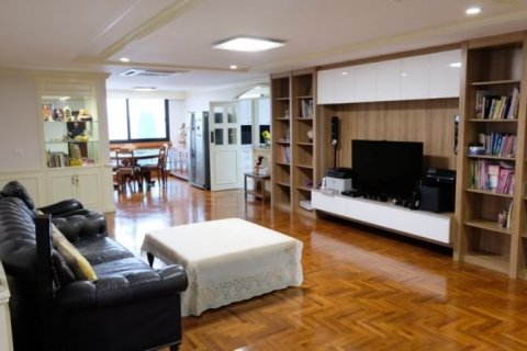 Condominio de 3 dormitorios en Khlong Toei, Bangkok, Tailandia № 123959 - foto 6