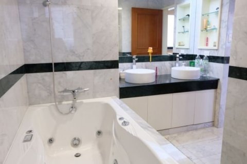 Condominio de 3 dormitorios en Khlong Toei, Bangkok, Tailandia № 123959 - foto 18