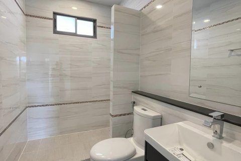 House in Bangkok, Thailand 4 bedrooms № 82820 - photo 16