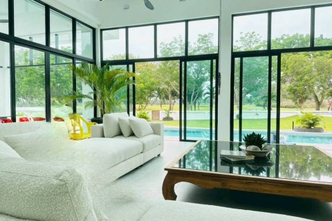 Chalet de 4 dormitorios en Pattaya, Tailandia № 124396 - foto 3