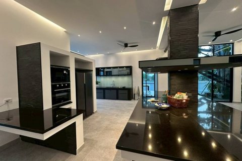 Chalet de 4 dormitorios en Pattaya, Tailandia № 124396 - foto 6