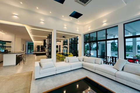 Chalet de 4 dormitorios en Pattaya, Tailandia № 124396 - foto 2