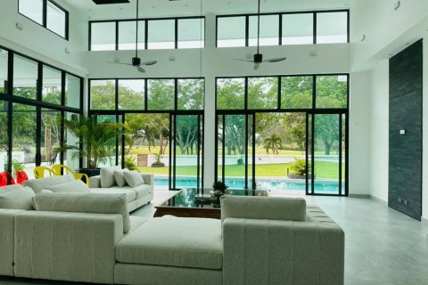 Chalet de 4 dormitorios en Pattaya, Tailandia № 124396 - foto 4