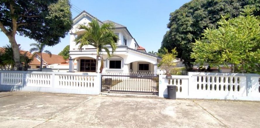 House in Pattaya, Thailand 4 bedrooms № 125617