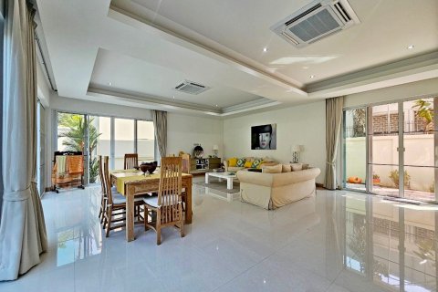 Casa de 3 dormitorios en Pattaya, Tailandia № 119664 - foto 13
