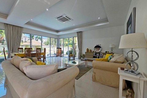 Casa de 3 dormitorios en Pattaya, Tailandia № 119664 - foto 9