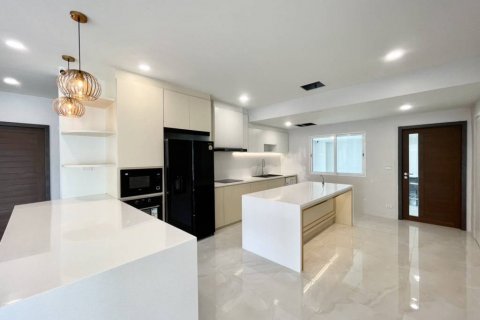 Chalet de 4 dormitorios en Phuket, Tailandia № 132809 - foto 9