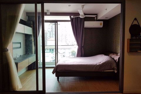 Condominio de 1 dormitorio en Bang Rak, Bangkok, Tailandia № 76245 - foto 2