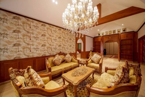 Casa de 4 dormitorios en Pattaya, Tailandia № 132520 - foto 2