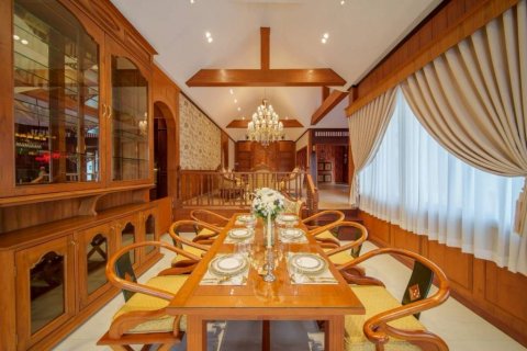 Casa de 4 dormitorios en Pattaya, Tailandia № 132520 - foto 4
