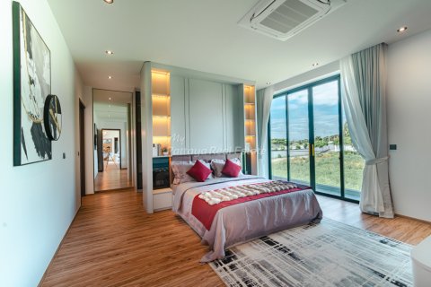 Casa de 5 dormitorios en Pattaya, Tailandia № 125731 - foto 15