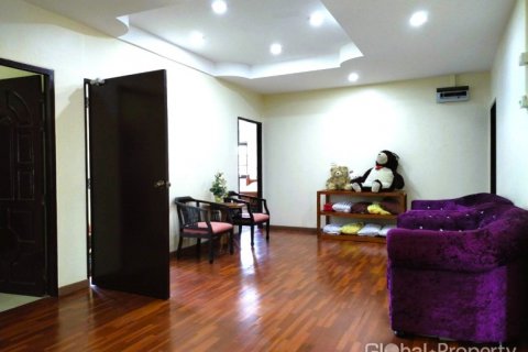 Casa de 5 dormitorios en Pattaya, Tailandia № 81904 - foto 12