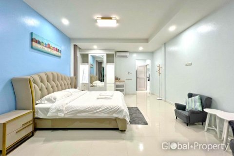 Casa de 6 dormitorios en Pattaya, Tailandia № 81903 - foto 11