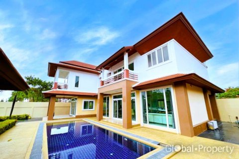 Casa de 6 dormitorios en Pattaya, Tailandia № 81903 - foto 2