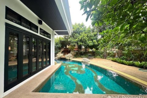 Casa de 4 dormitorios en Pattaya, Tailandia № 144373 - foto 2